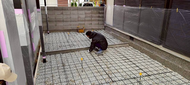 加古川市　カーポート床のワイヤーメッシュ設置作業